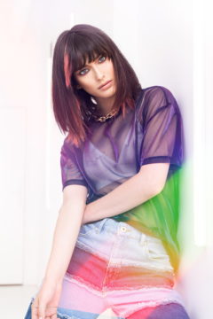 brune avec meches rose