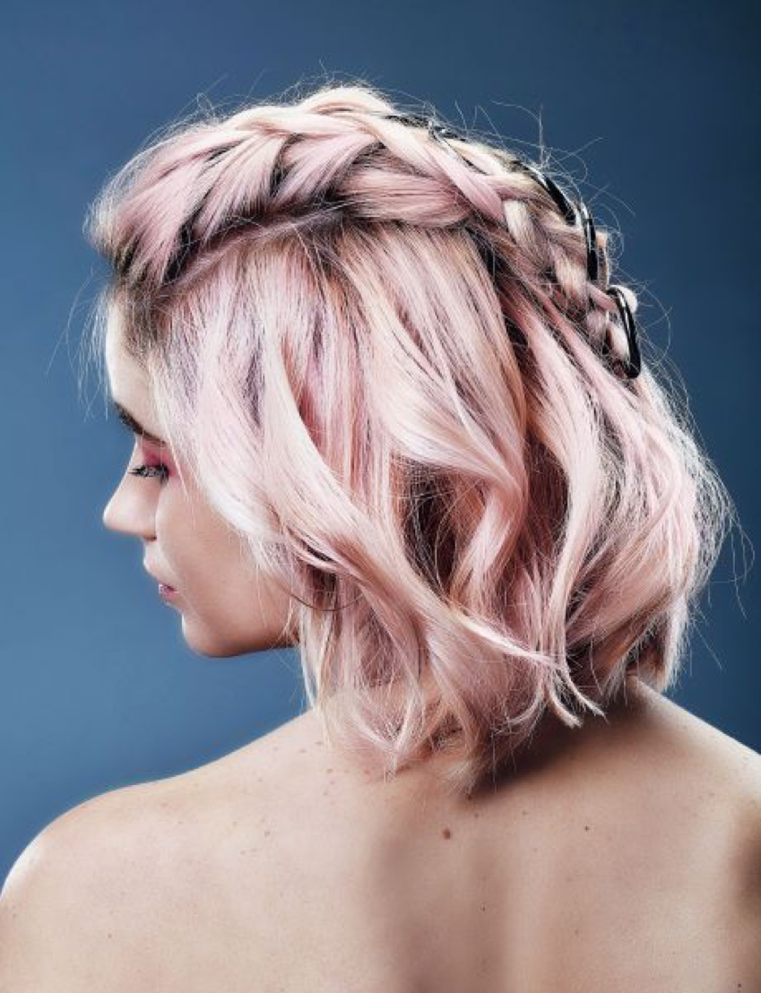 girl with mohawk braids and pink hair. femme avec une coloration rose et une tresse.