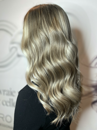 cheveux long blond cendré gris wavy