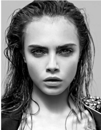 cara Delevingne with long hair and wet look. Look cheveux mouillé portée par Cara
