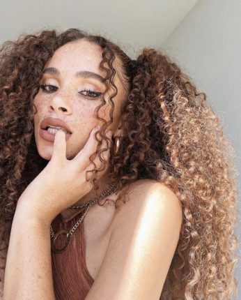 mannequin Joyjah Estrada avec des nattes ultra bouclées
