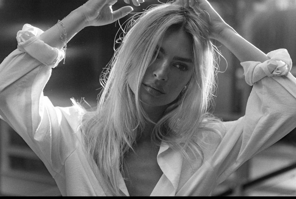 Emrata blonde, photo en noir et blanc avec emily ratajkowski