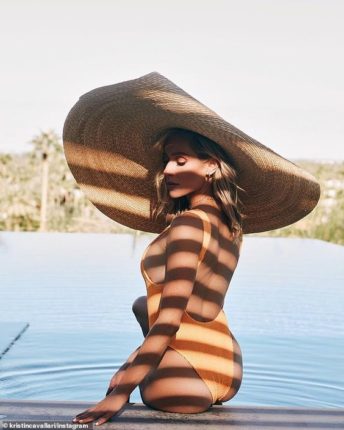 femme à la piscine avec un chapeau jaquemus. Girl in the pool with a big hat 
