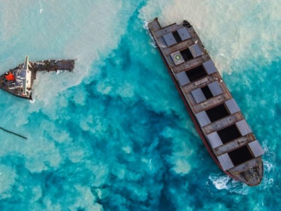 iles Maurice un pétrolier perd 1000 tones de pétrole