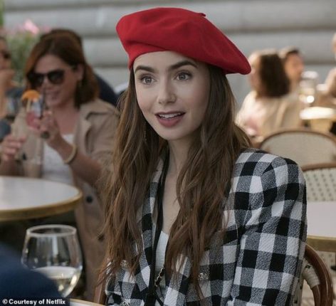 Emily in paris avec un look parisienne, béret rouge sur une terrasse à paris 