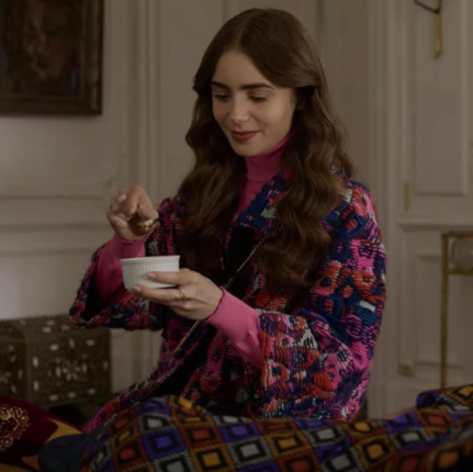 Emily in paris serie Netflix chez pierre cadault avec manteau floral MSMG 